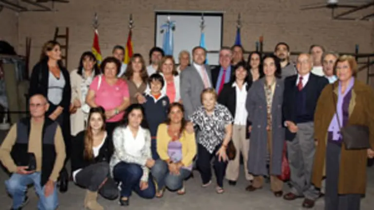  Félix Colsa con los responsables y jóvenes del Centro Castellanoleonés de La Plata. 