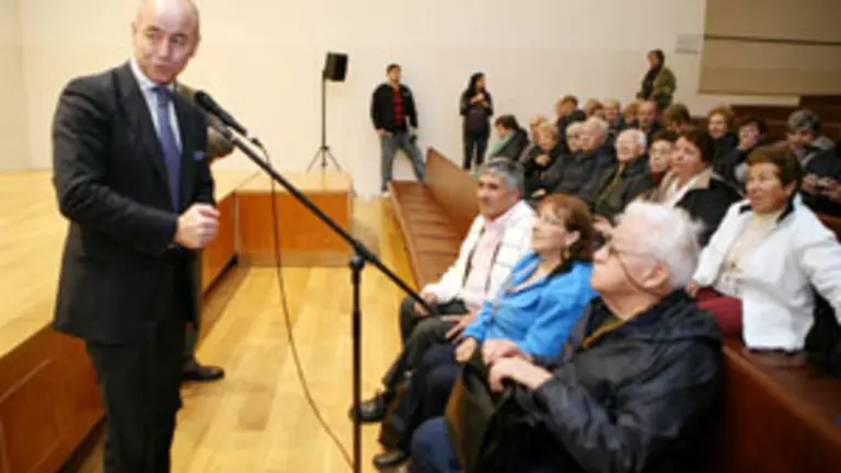  Santiago Camba se dirige a los participantes en el programa Volver &aacute; Terra. 