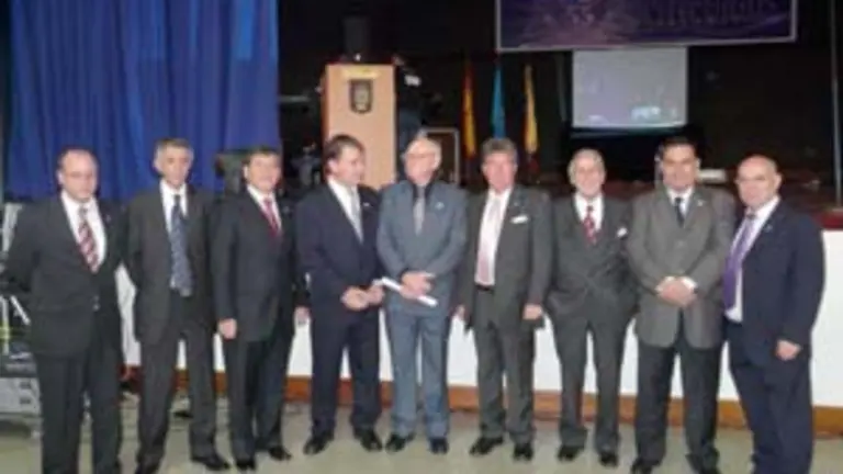  Los homenajeados, junto a los directivos del CAC.