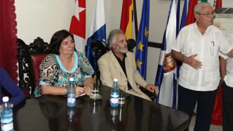 La comisionada Elsas Casas; la viceconsejera Guillermina Hernández; el consejero laboral, Francisco Armas; el consejero general de Emigración, Carmelo González; y el jefe de la oficina labora de La Habana, Pedro Martínez de Goicoechea.