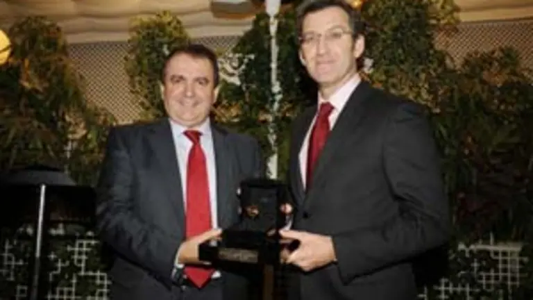  Feij&oacute;o recoge el galard&oacute;n de manos de Melquiades &Aacute;lvarez.