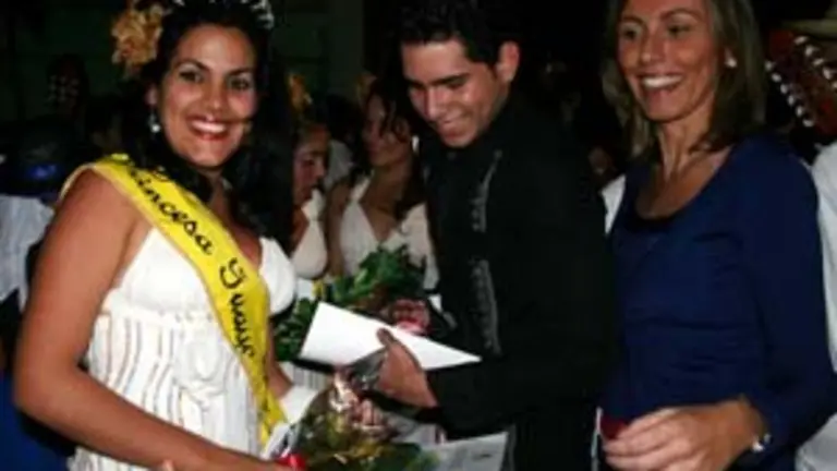  La comisionada premió a los Príncipes de las Tradiciones Canarias de Cuba