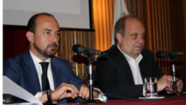  Miguel Ángel Villanueva y Hernán Lombardi rubrican el convenio en Buenos Aires.