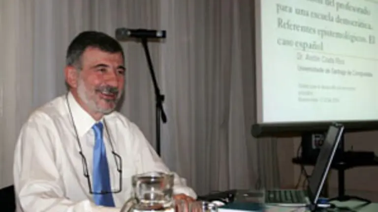  Ant&oacute;n Costa Rico, catedr&aacute;tico de la Universidad de Santiago de Compostela.