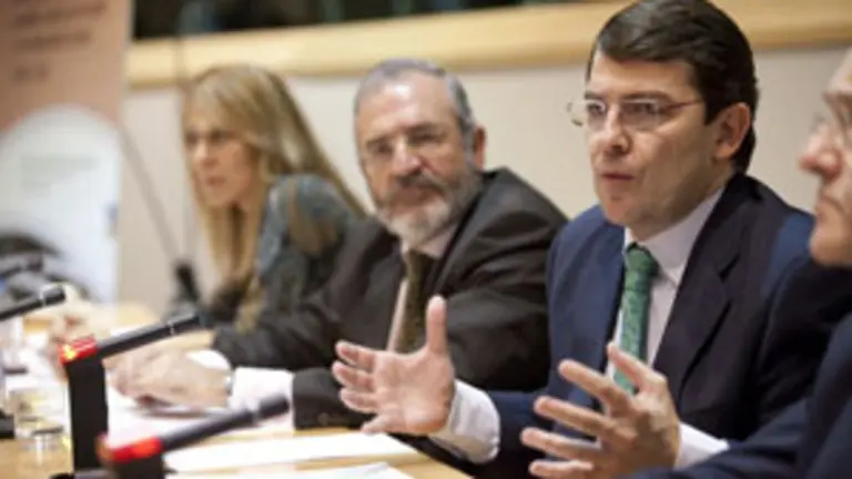  Fernández Mañueco –a la dcha.-, acompañado por el eurodiputado Agustín Díaz, durante la presentación del Plan.