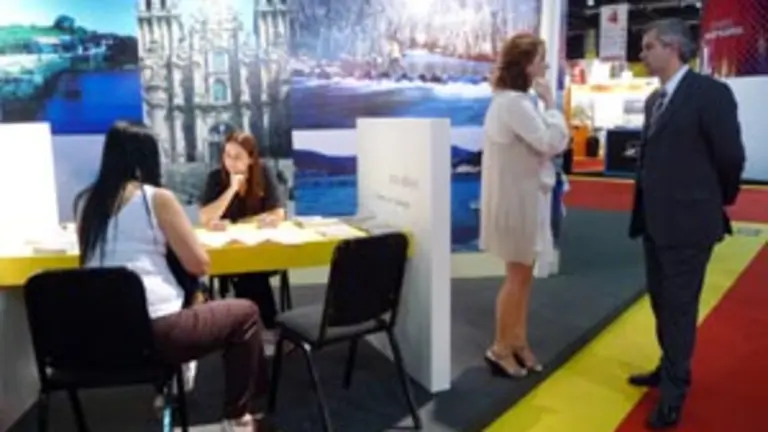  L&oacute;pez Dobarro, visitando el stand del Xacobeo. 