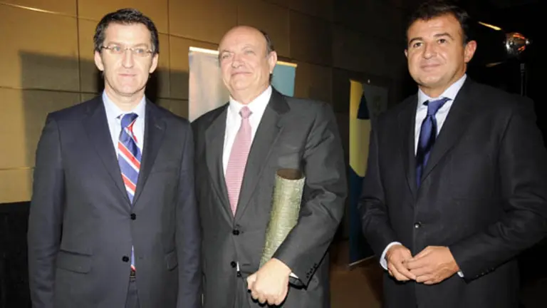  N&uacute;&ntilde;ez Feij&oacute;, Juan Ram&oacute;n Quint&aacute;s y Javier Guerra, durante la entrega del galard&oacute;n.