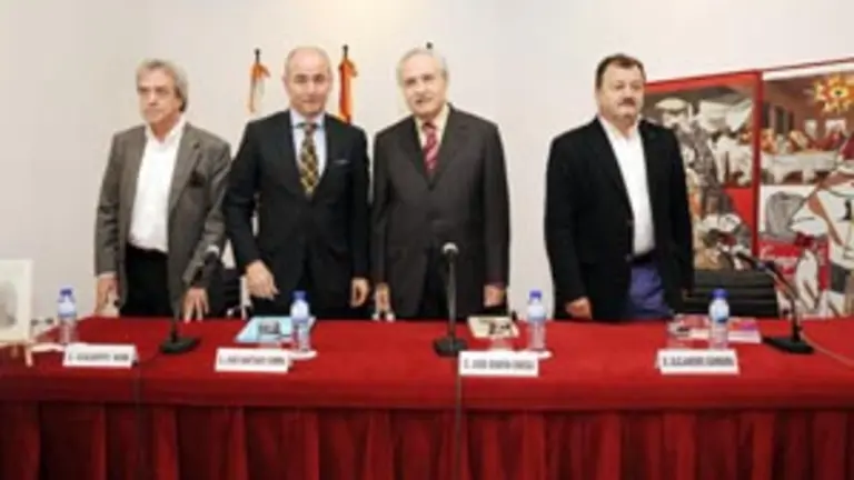 Gualberto Ba&ntilde;a, Santiago Camba, Xos&eacute; Ram&oacute;n &Oacute;nega y Alejandro G&aacute;ndara, durante la presentaci&oacute;n del libro.