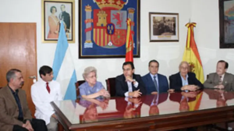  Fernández Maíllo, en la reunión previa a recorrer las instalaciones del Hospital.