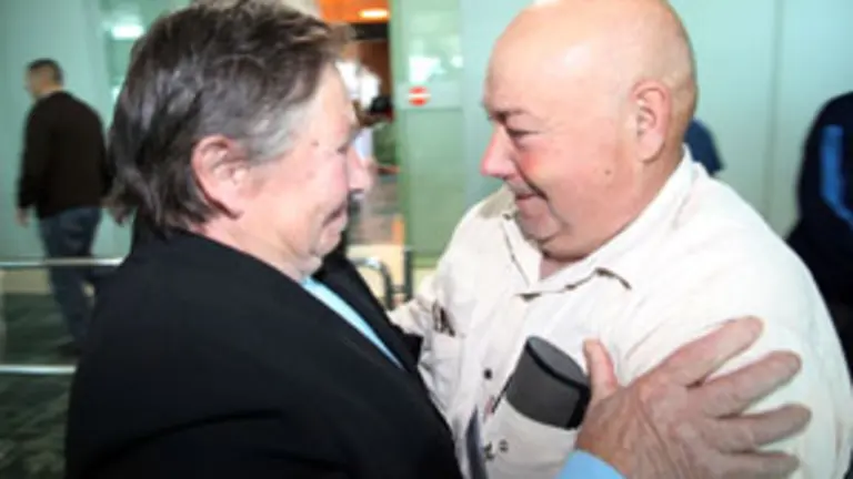  Los familiares de los emigrantes los recibieron con emoci&oacute;n.