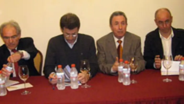  De esquerda a dereita, Luis Lamas, presidente da Federaci&oacute;n de Entidades Galegas; N&uacute;&ntilde;ez Feij&oacute;o, Xos&eacute; M&eacute;ndez, presidente do Centro Galego de Barcelona, e Santiago Camba.