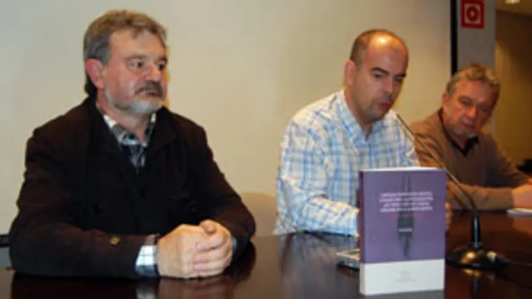  Felipe Sen&eacute;n, Xurxo Mart&iacute;nez y Edorta Jim&eacute;nez presentaron el libro sobre Xos&eacute; Sesto.