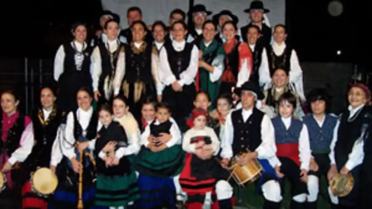  Miembros de la agrupaci&oacute;n folcl&oacute;rica del Centro Gallego de Rosario.