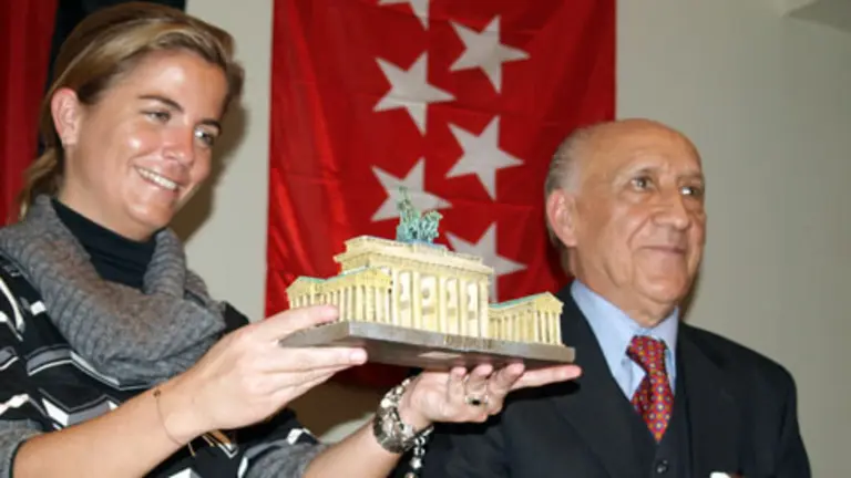  Victoria Cristóbal recibió una réplica de la Puerta de Brandenburgo de regalo.