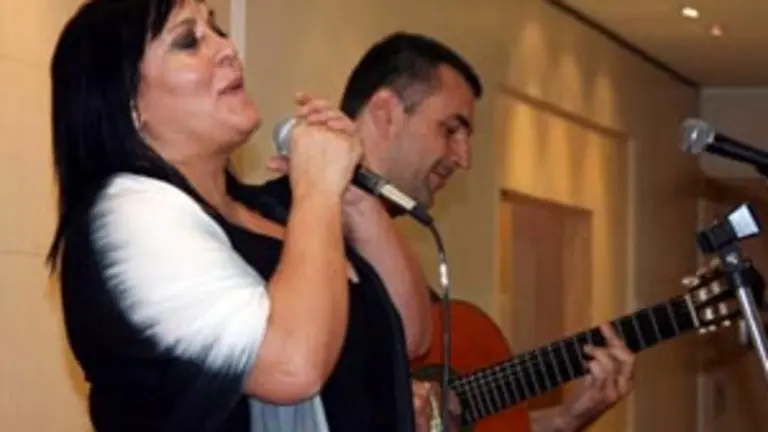  La cantante gallega Ux&iacute;a, acompa&ntilde;ada por el guitarrista brasile&ntilde;o Sergio Tannus.