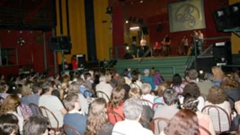  Actuaci&oacute;n del grupo &lsquo;Achaiva da Ponte&rsquo; en el teatro Bambalinas en la &lsquo;Noche de los Museos&rsquo;.