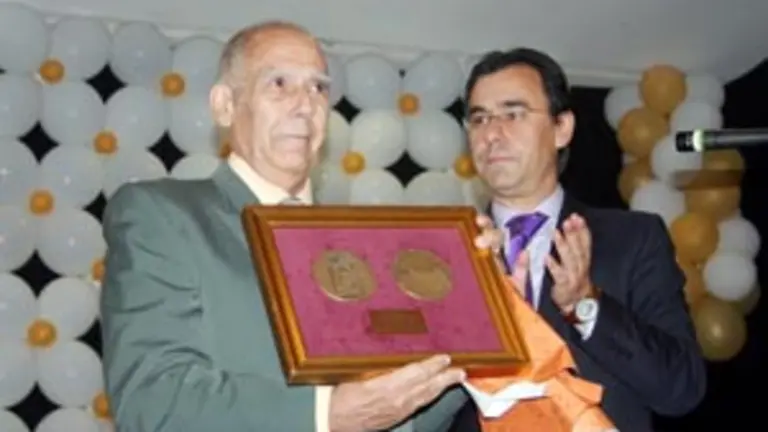  Martínez Maíllo entregó a Rabanillo una placa como recuerdo del 93º aniversario.