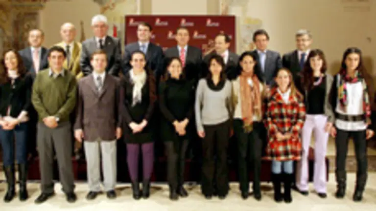  Algunos de los becarios descendientes de emigrantes castellanos y leoneses en Latinoamérica junto a las autoridades de la Junta y las universidades.