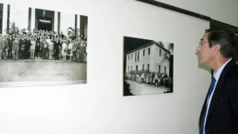  Manuel Cacho observa fotos de la emigraci&oacute;n asturiana en los inicios del siglo XX