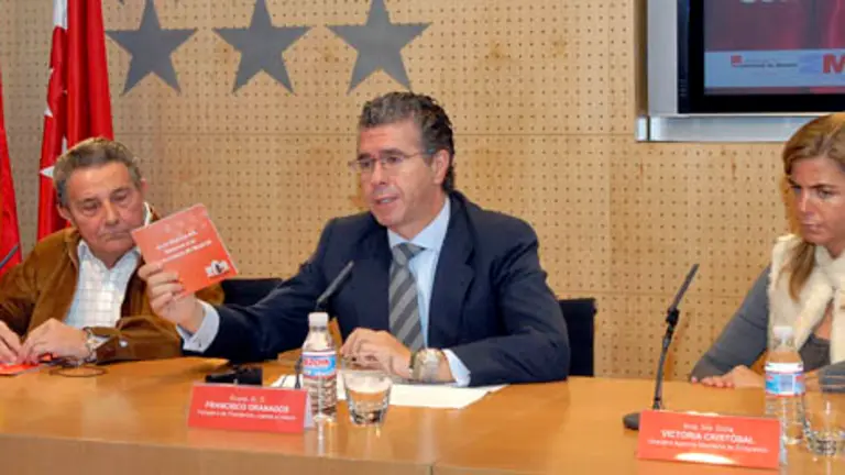 Francisco Granados -en el centro-, durante la presentación de la Guía.
