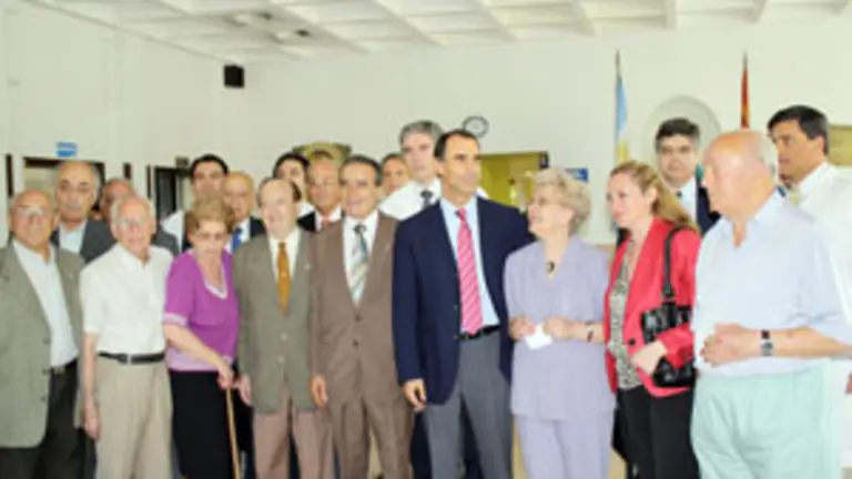  César Antón Beltrán, junto a todos los directivos de centros castellanoleoneses y socios del Hospital Español.