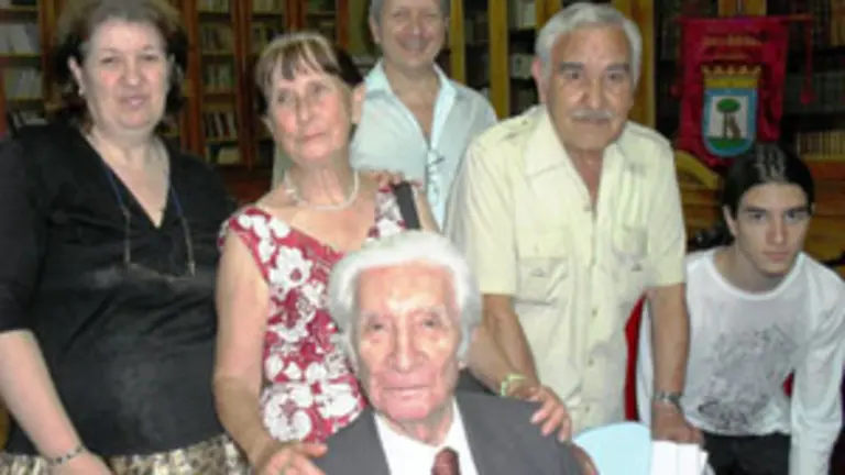  Carlos Pereda, rodeado de su familia, en el homenaje del Centro Madrileño.