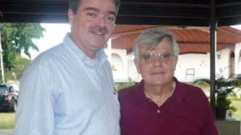  Francisco Correa recibe el testigo de manos de Antonio Expósito.