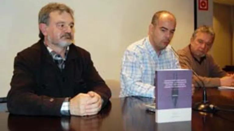  Xurxo Mart&iacute;nez e Crespo, de CIG-Migraci&oacute;n &ndash;en el centro&ndash;, durante su exposici&oacute;n, acompa&ntilde;ado de Felipe Sen&eacute;n y Edorta Jim&eacute;nez.