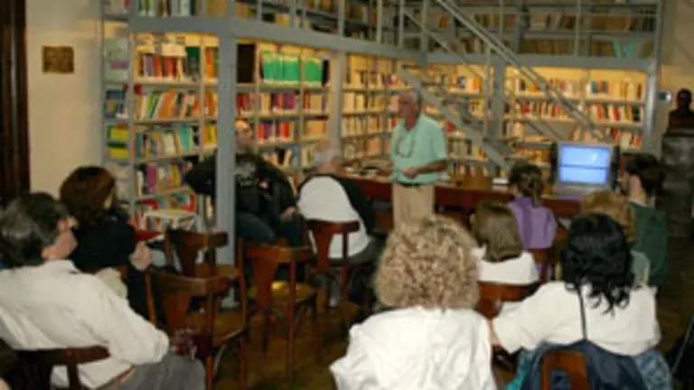 Ant&oacute;n Lamapereira, durante la conferencia que pronunci&oacute; en la biblioteca de la Federaci&oacute;n.
