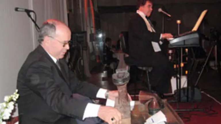  Jos&eacute; Mar&iacute;a Garc&iacute;a, con su molde de zapatero, durante el homenaje.