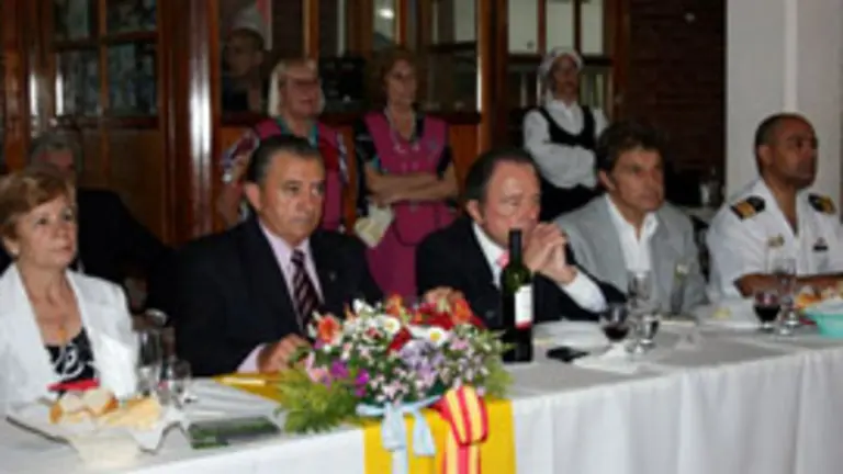  De izda. a dcha., la esposa del intendente de Vicente L&oacute;pez; el presidente de la entidad, Benito Santalices; Enrique Garc&iacute;a; el diputado Jos&eacute; Menoyo; y el jefe del Tercio de Gallegos, Horacio V&aacute;zquez.