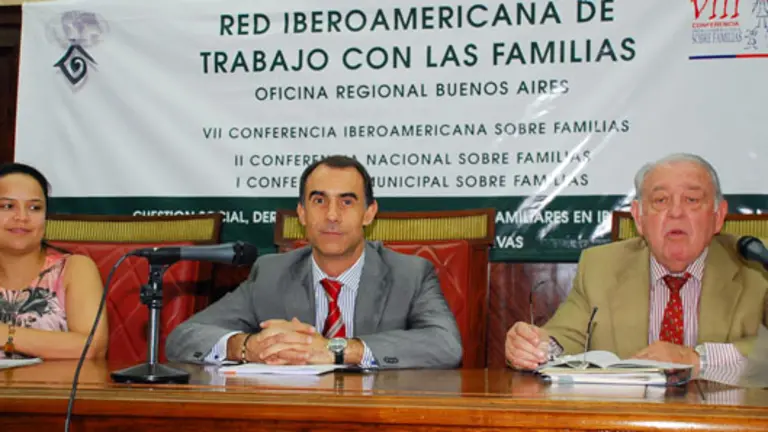  El consejero César Antón –en el centro–, durante la conferencia ofrecida en la Universidad de Buenos Aires.
