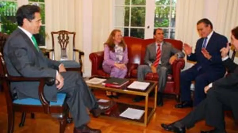  Un momento de la reunión en la embajada de España.