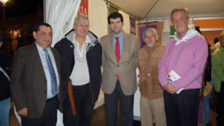  El alcalde de Alcalá de Henares, junto al presidente de la Casa de Soria, Florencio Martin; el vicepresidente, Domingo Martín, y el presidente de la Federación de Casas Regionales en Madrid, José Luis Delgado.