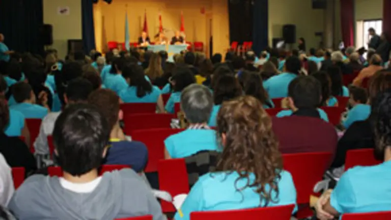  Manuel Fern&aacute;ndez de la Cera presidi&oacute; el acto de clausura de la Escuela de Asturian&iacute;a.