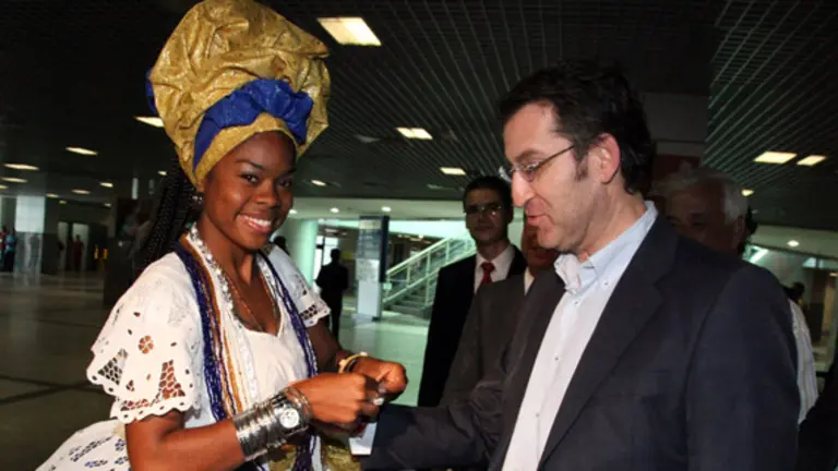 Feij&oacute;o recibe un recuerdo a su llegada a Brasil.