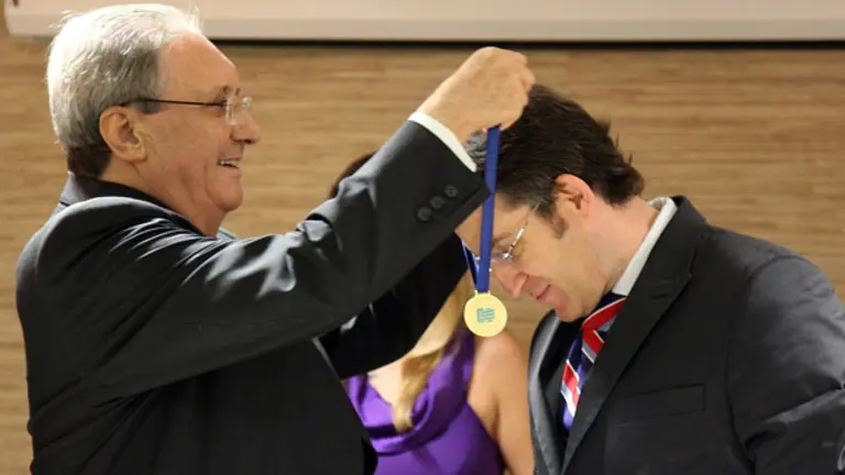 Manuel Antas Fraga condecor&oacute; al presidente de la Xunta, Alberto N&uacute;&ntilde;ez Feij&oacute;o, con la medalla Real Sociedad del Hospital Espanhol de Salvador de Bah&iacute;a. 