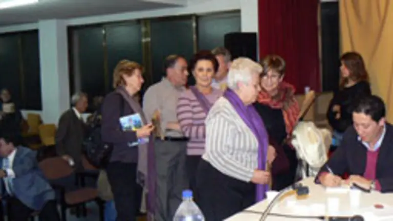 El periodista salmantino y escritor Jorge Moreta, firmando libros tras la presentación en Barcelona. 
