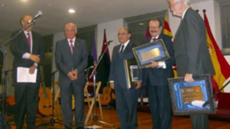 Momento en el que José Luis de Mier, Silvestre Sánchez y Francisco Martín son nombrados ‘socios de honor’. 