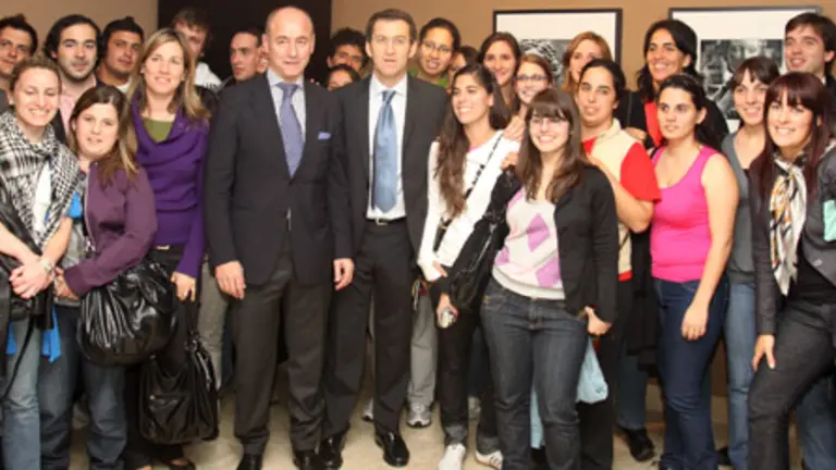  El presidente Feij&oacute;o y el secretario Camba posan con los j&oacute;venes del Congreso.