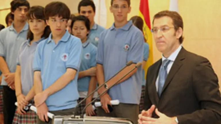 Feij&oacute;o, en su intervenci&oacute;n tras la entregar los diplomas a los j&oacute;venes del Colegio Santiago Ap&oacute;stol. 