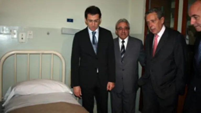El presidente N&uacute;&ntilde;ez Feij&oacute;o visit&oacute; la cama del Hospital del Centro Gallego donde muri&oacute; Castelao. 