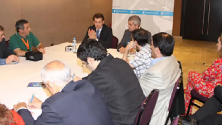  El presidente Feij&oacute;o, durante la reuni&oacute;n con la prensa local.