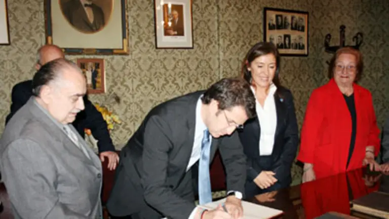  El presidente Feij&oacute;o firm&oacute; en el Libro de Honor del Centro Gallego de Avellaneda.