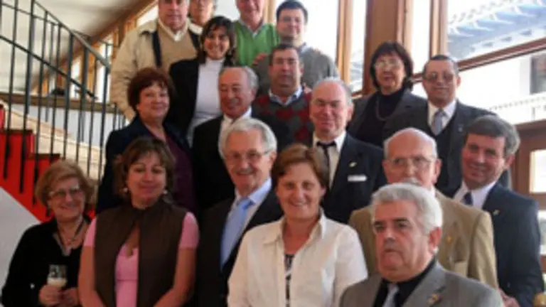 Mar&iacute;a Jos&eacute; Ramos y Ana Rivas, con los presidentes de centros que asistieron al D&iacute;a de Asturias en el Exterior. 