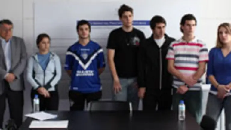 Ana Rivas y Manuel Fern&aacute;ndez de la Cera, con algunos de los participantes en los Campos de Trabajo. 