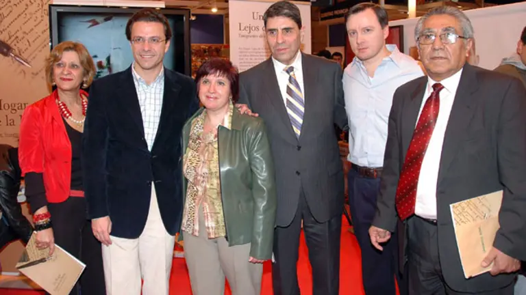 El consejero de Inmigración –segundo por la izda.– fue el encargado de inaugurar la exposición. 