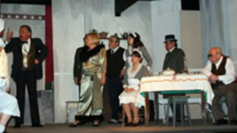 El grupo de teatro &lsquo;Tacholas&rsquo;, durante la interpretaci&oacute;n de la obra, del dramaturgo argentino Armando Disc&eacute;polo. 