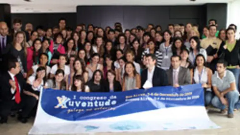 La conselleira de Benestar &ndash;abajo, 5&ordf; por la dcha.&ndash; con los j&oacute;venes que participaron en el Congreso que se celebr&oacute; el fin de semana en Buenos Aires. 