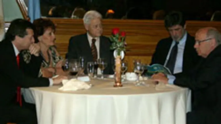 Mesa principal del banquete, encabezada por Manuel Rey, Guillermo Hern&aacute;ndez y Jos&eacute; Luis Vidaller. 